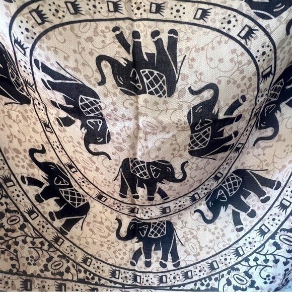 New poly elephant scarf - Picture 2 of 3